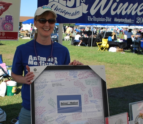 Dr Loretta Carrico and award at Bark in the Park 2009